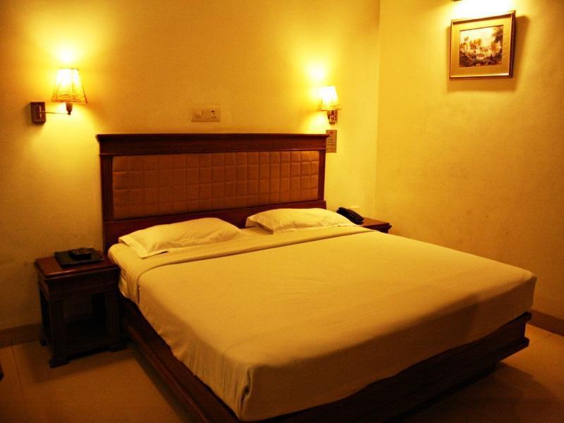 Hotel Pooja Palace New Delhi Buitenkant foto