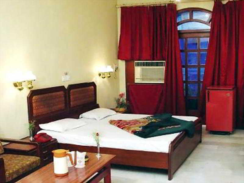 Hotel Pooja Palace New Delhi Kamer foto