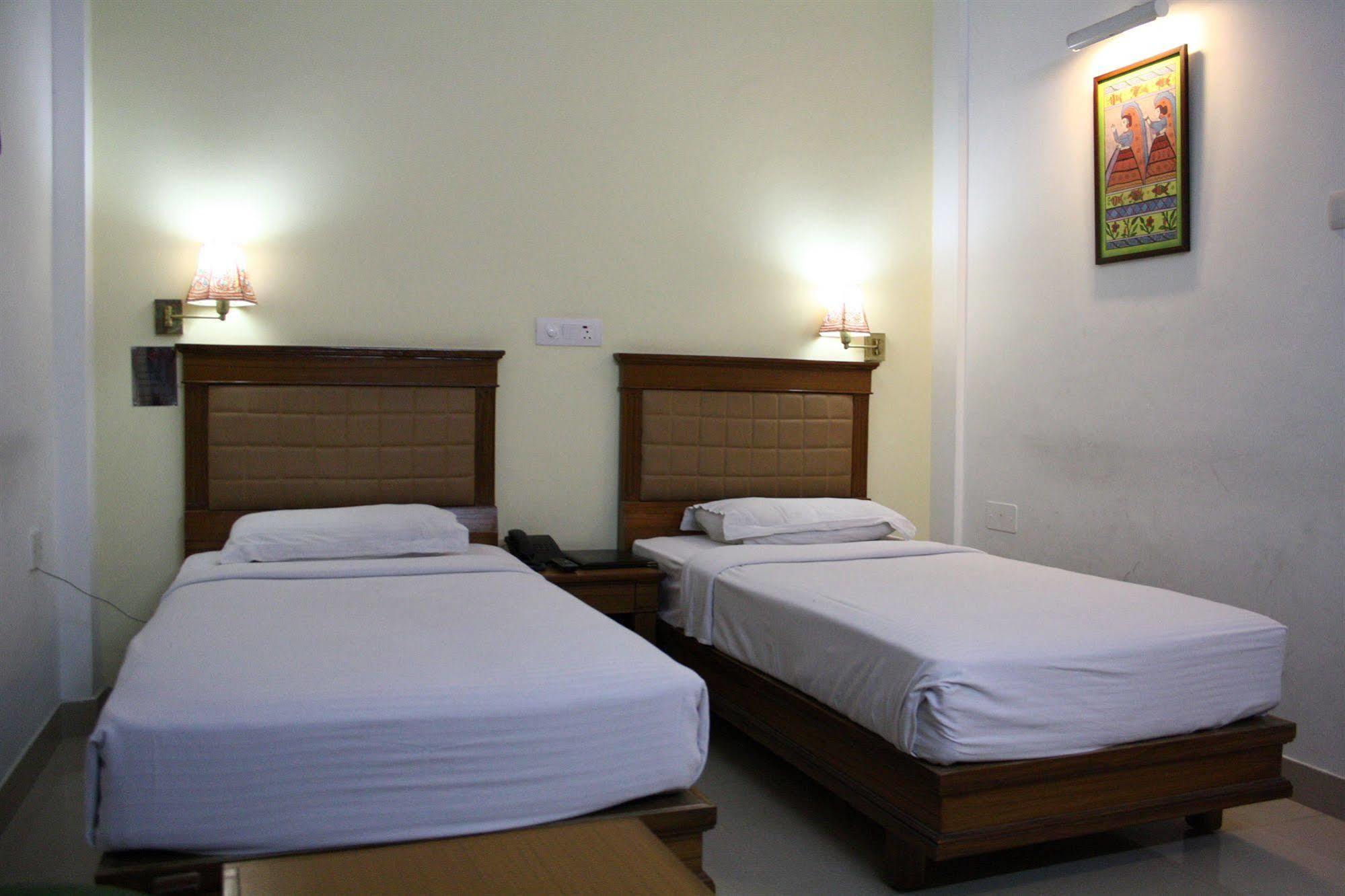 Hotel Pooja Palace New Delhi Buitenkant foto