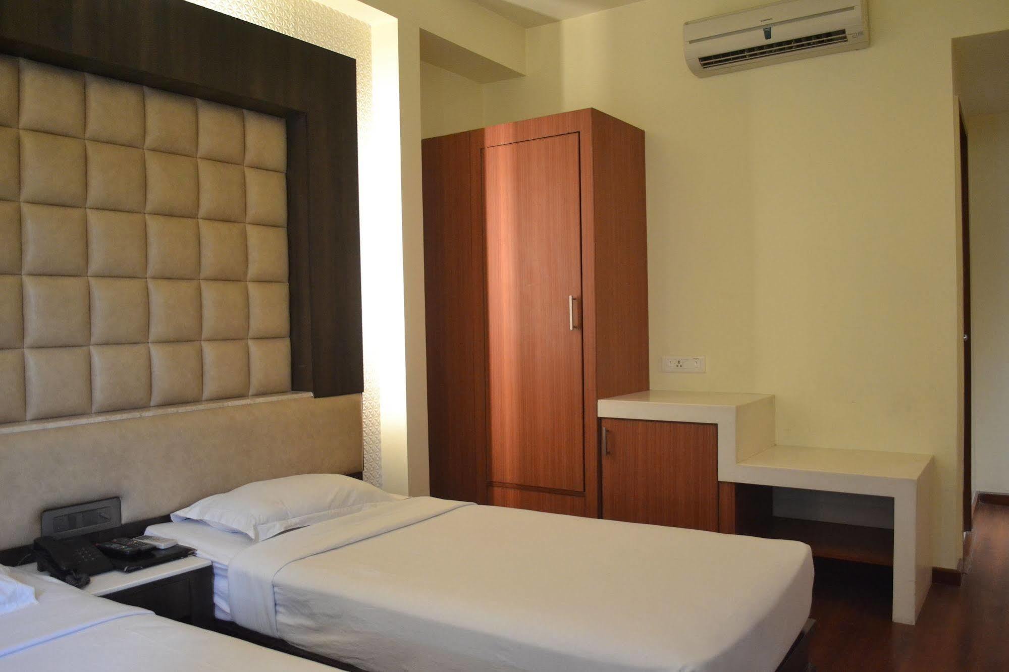 Hotel Pooja Palace New Delhi Buitenkant foto